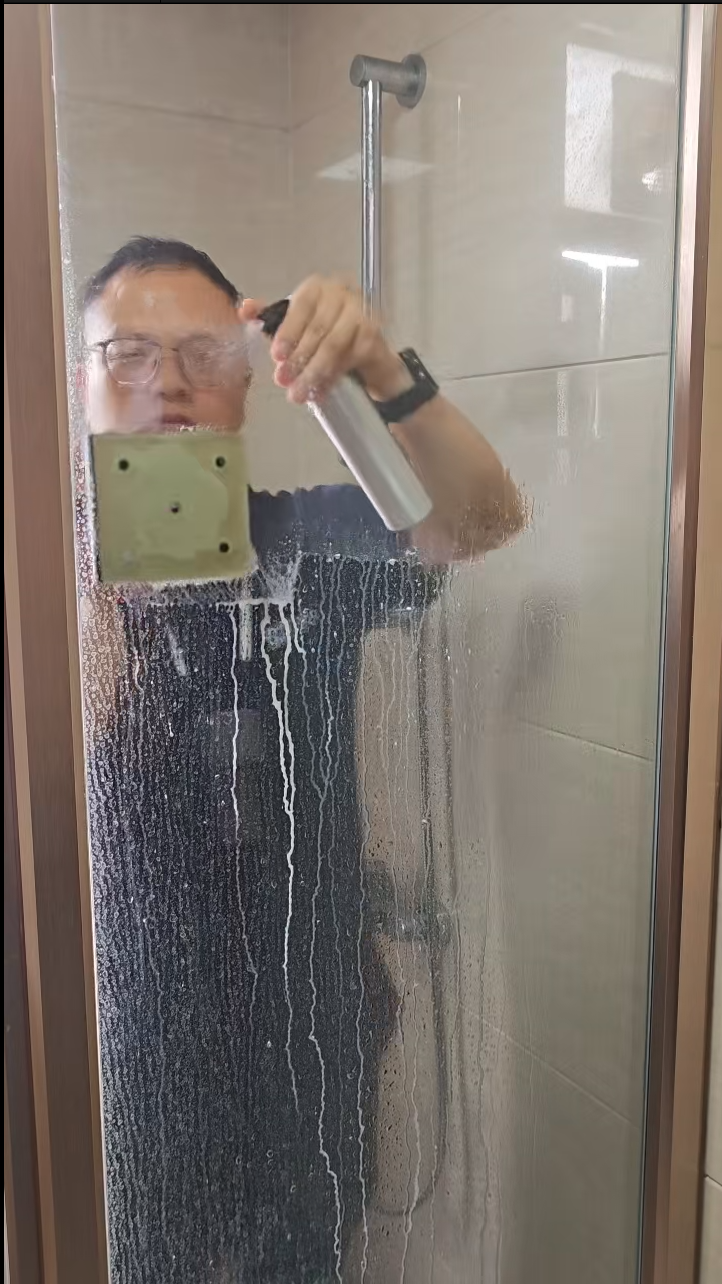 浴室玻璃顽固水垢清洁-广东佛山南海区某私人住宅施工中的施工过程展示