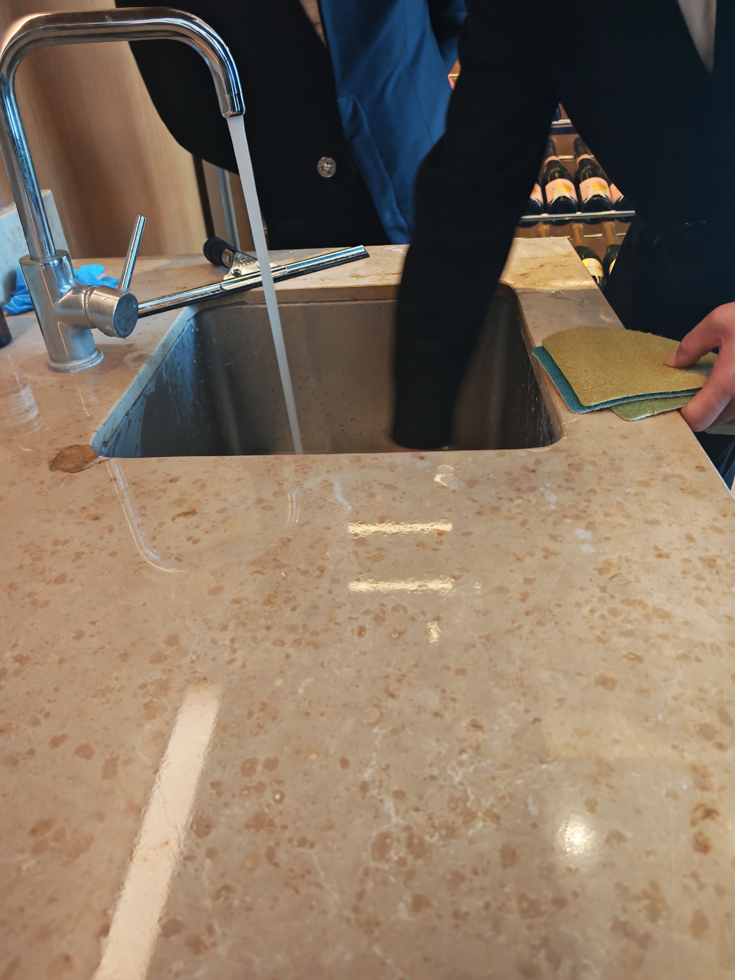 大理石台面腐蚀类污痕进行翻新抛光-广东广州某酒店会客厅台面完成后的细节效果展示